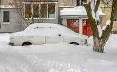 城市街暴雪卡住了汽车雪冰埋车辆雪堆路停车很多冬天重降雪不清洁道路破纪录的量雪