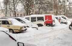 城市街暴雪卡住了汽车雪冰埋车辆雪堆路停车很多冬天重降雪不清洁道路破纪录的量雪