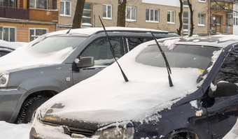 城市街暴雪卡住了汽车雪冰埋车辆雪堆路停车很多冬天重降雪不清洁道路破<strong>纪录</strong>的量雪