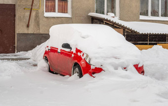 城市街暴雪卡住了汽车雪冰埋车辆雪堆路停车很多冬天重降雪不清洁道路破纪录的量雪