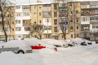 城市街暴雪卡住了汽车雪冰埋车辆雪堆路停车很多冬天重降雪不清洁道路破纪录的量雪