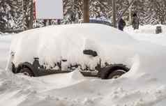 城市街暴雪卡住了汽车雪冰埋车辆雪堆路停车很多冬天重降雪不清洁道路破纪录的量雪