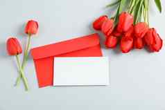 信封空间文本美丽的红色的郁金香光灰色背景前视图