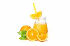 玻璃Jar新鲜的橙色汁小管橙子叶子孤立的白色背景新鲜的自然喝