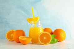 玻璃Jar新鲜的橙色汁小管橙子白色表格颜色背景空间文本新鲜的自然喝