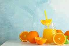 玻璃Jar新鲜的橙色汁小管橙子白色表格颜色背景空间文本新鲜的自然喝