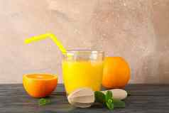 玻璃新鲜的橙色汁小管橙子薄荷木榨汁机木表格颜色背景空间文本新鲜的自然喝