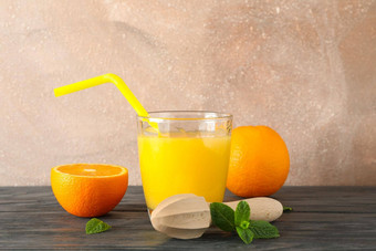 玻璃新鲜的橙色汁小管橙子薄荷木<strong>榨汁机</strong>木表格颜色背景空间文本新鲜的自然喝