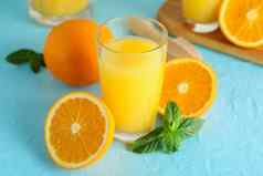 作文新鲜的橙色汁玻璃薄荷木榨汁机橙子颜色背景特写镜头新鲜的自然喝