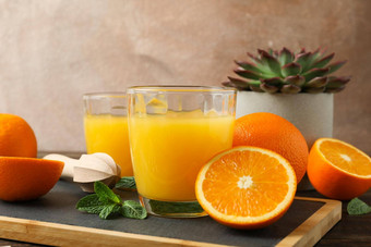 切割董事会橙色汁木榨汁机薄荷橙色小管多汁的植物木表格空间文本新鲜的自然喝水果