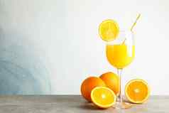 玻璃新鲜的橙色汁小管橙子灰色表格颜色背景空间文本新鲜的自然喝