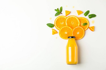 平躺作文橙色汁瓶橙色块薄荷白色背景空间文本柑橘类喝水果