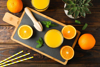 切割董事会橙色汁木榨汁机薄荷橙色小管多汁的植物木表格前视图新鲜的自然喝水果
