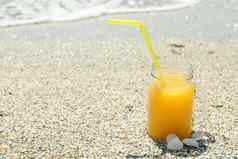 玻璃Jar新鲜的橙色汁海边空间文本夏天假期背景