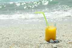 玻璃Jar新鲜的橙色汁海边空间文本夏天假期背景