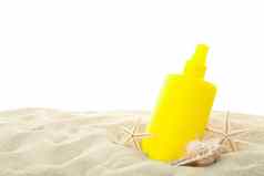 防晒霜海星贝壳清晰的海沙子孤立的白色背景夏天假期