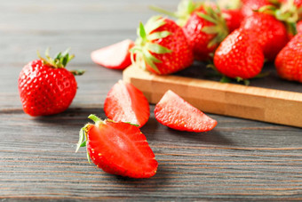 切割董事会新鲜的草莓木表格特写镜头空间文本夏天甜蜜的水果浆果