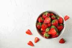 碗新鲜的草莓白色背景空间文本夏天甜蜜的水果浆果