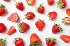平躺作文草莓白色背景特写镜头夏天甜蜜的水果浆果
