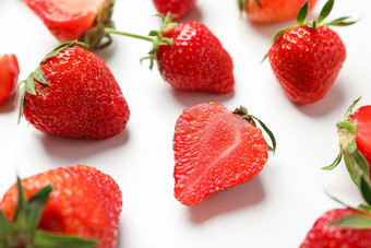 作文草莓白色背景特写镜头夏天甜蜜的水果浆果