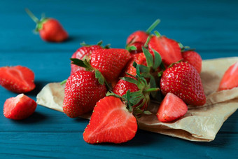 新鲜的草莓羊皮纸木背景空间文本特写镜头夏天甜蜜的水果浆果