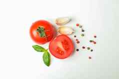 新鲜的樱桃西红柿罗勒香料大蒜白色背景空间文本前视图成熟的蔬菜