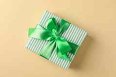 礼物盒子绿色丝带颜色背景前视图空间文本