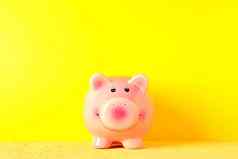 快乐小猪银行黄色的表格颜色背景空间文本金融储蓄钱