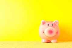 快乐小猪银行黄色的表格颜色背景空间文本金融储蓄钱