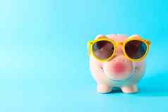 快乐小猪银行太阳镜颜色背景空间文本金融储蓄钱