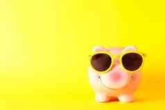 快乐小猪银行太阳镜黄色的背景空间文本金融储蓄钱