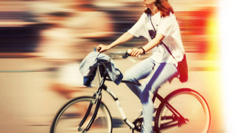 摘要图像骑自行车的人城市巷道