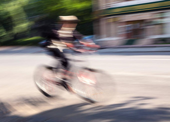 男孩骑自行车的人交通城市巷道