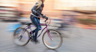 骑自行车的人交通城市巷道