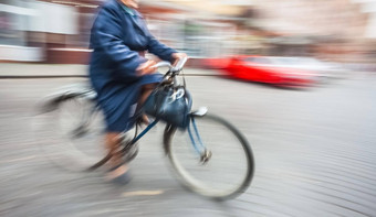 女人骑自行车的人城市巷道