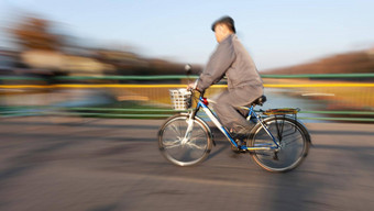 骑自行车的人城市巷道
