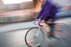 骑自行车的人城市巷道