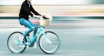 摘要图像骑自行车的人城市巷道