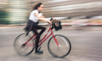 女孩骑自行车的人交通城市巷道