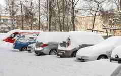 卢茨克乌克兰2月城市街暴雪卡住了车雪冰埋车辆雪堆停车冬天降雪不清洁路破纪录的量雪