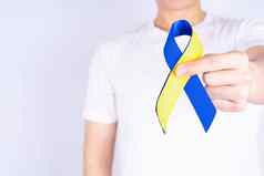 并发症状一天手持有蓝色的黄色的丝带意识胸部支持病人疾病残疾