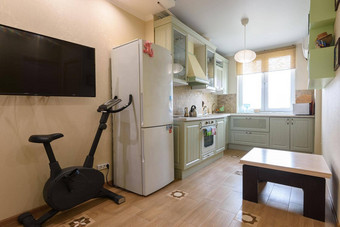 室内宽敞的生活房间结合厨房