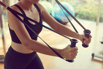 适合女人锻炼肱三头肌提升权重健身房运动女人锻炼机健身房