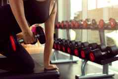 年轻的女人提升权重培训类健身房概念健身锻炼健身房锻炼生活方式健康的
