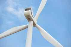 特写镜头风涡轮旋转生成电能源户外蓝色的天空背景保护可持续发展的能源概念