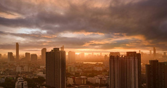 城市景观摩天大楼建筑早....阳光黄浦江城市橙色日出城市现代建筑拥挤的公寓建筑城市天际线资本城市住宅建筑