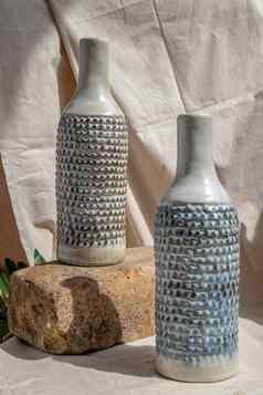 白色蓝色的手工制作的陶瓷花瓶白色变形表格布