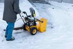 男人。清洁车道雪机器雪风暴雪删除设备工作街清洁街道雪下雪