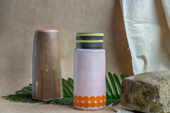 棕色（的）粉红色的手工制作的<strong>陶瓷花瓶</strong>白色变形表格布