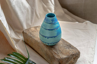 蓝色的手工制作的<strong>陶瓷花瓶</strong>白色变形表格布